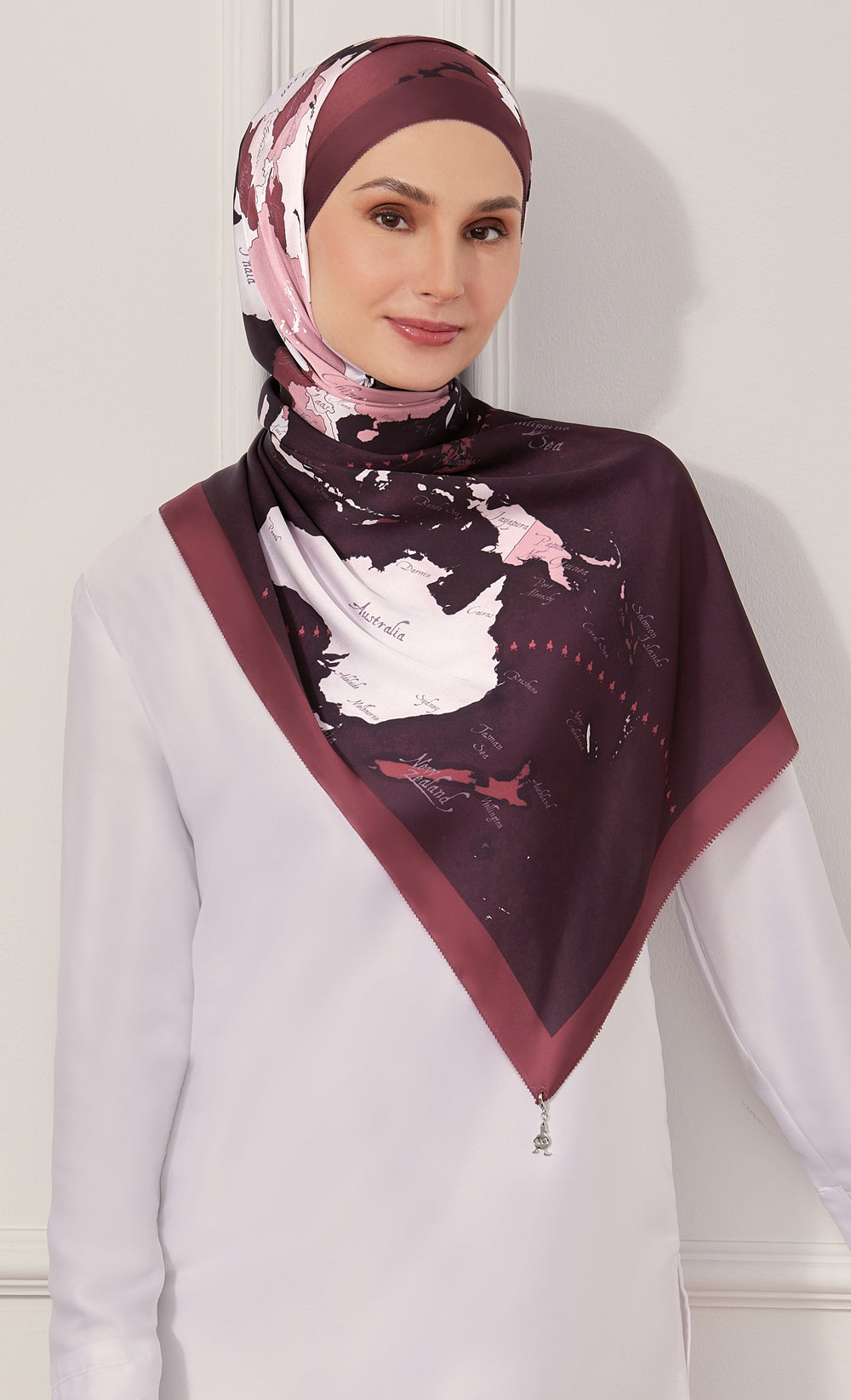 The World Map dUCk Shawl in Maroon