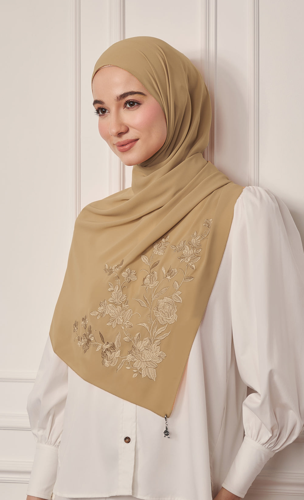 The Peonies Embroidery dUCk Shawl in Sand