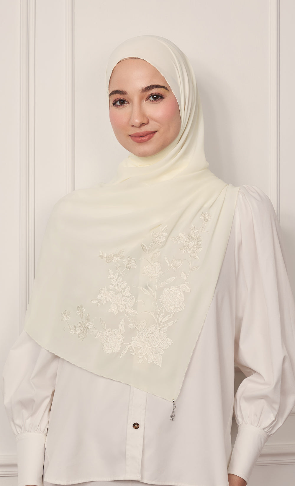 The Peonies Embroidery dUCk Shawl in White
